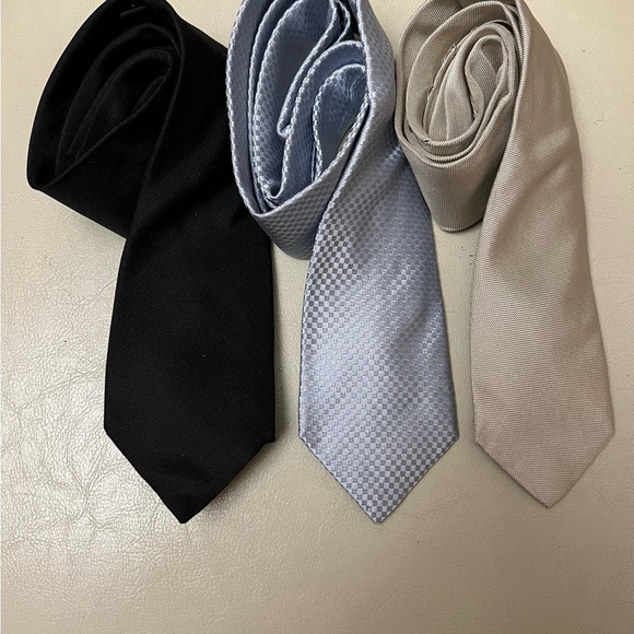 Sophisticated Elegant Gucci & Louis Vuitton Neckties - Picture 3 of 7